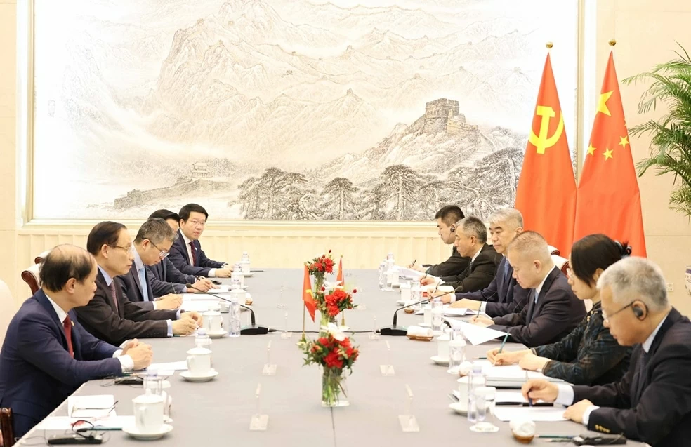Bộ trưởng Ngoại giao Lê Hoài Trung, Đặc phái viên của Tổng Bí thư Tô Lâm hội đàm với Trưởng Ban Liên lạc Đối ngoại Trung ương Trung Quốc