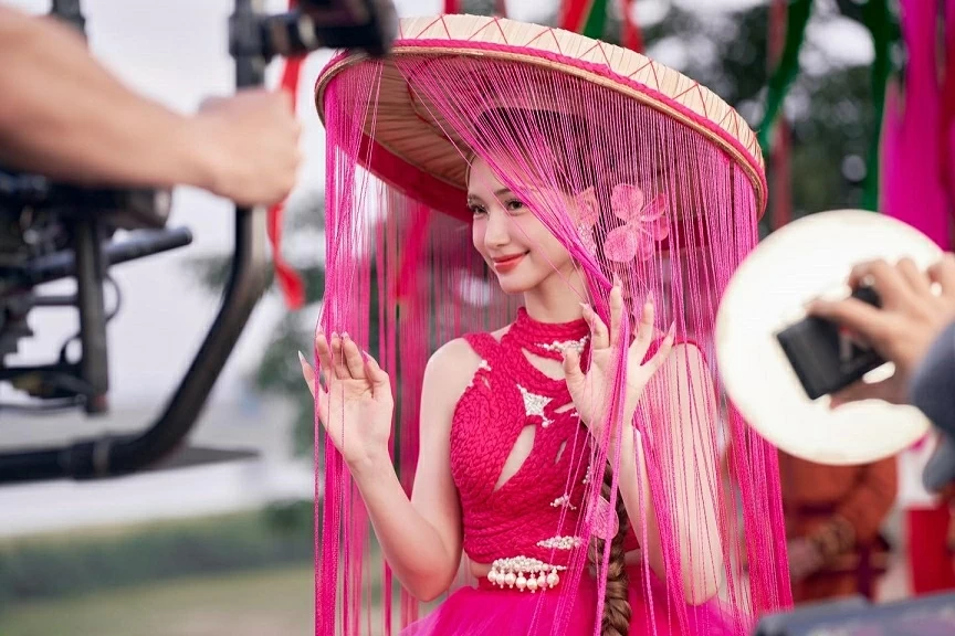 Số Tết: Hòa Minzy: Kể chuyện quê hương bằng âm nhạc Hòa Minzy: Kể chuyện quê hương bằng âm nhạc