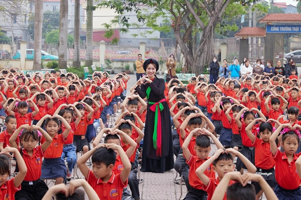 Số Tết: Hòa Minzy: Kể chuyện quê hương bằng âm nhạc Hòa Minzy: Kể chuyện quê hương bằng âm nhạc