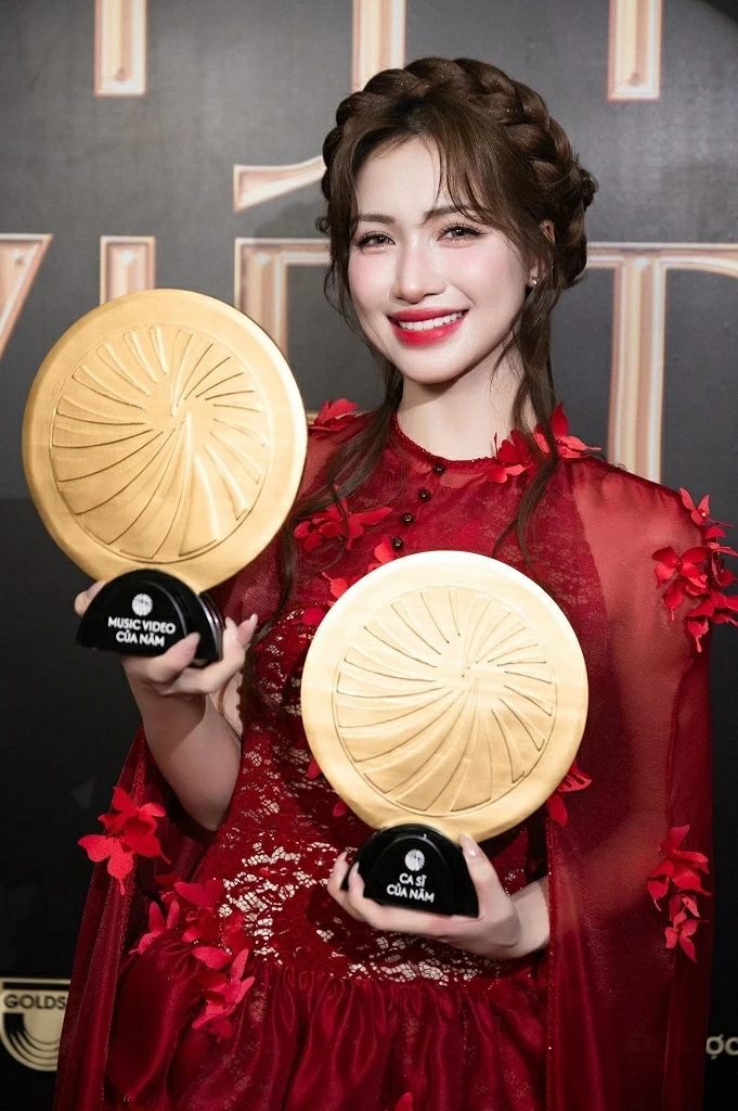 Số Tết: Hòa Minzy: Kể chuyện quê hương bằng âm nhạc Hòa Minzy: Kể chuyện quê hương bằng âm nhạc