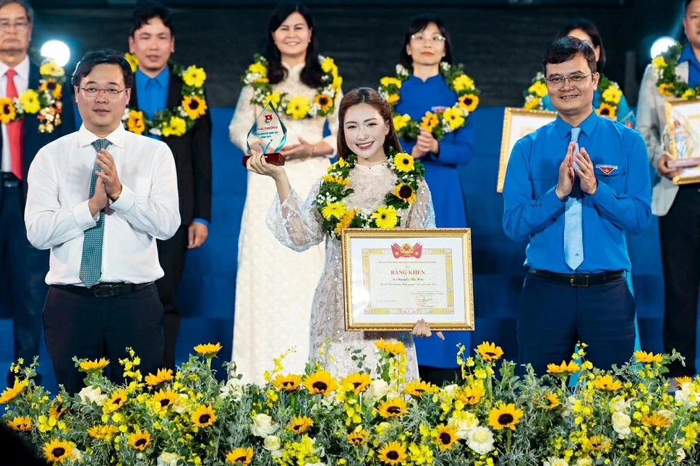 Số Tết: Hòa Minzy: Kể chuyện quê hương bằng âm nhạc Hòa Minzy: Kể chuyện quê hương bằng âm nhạc