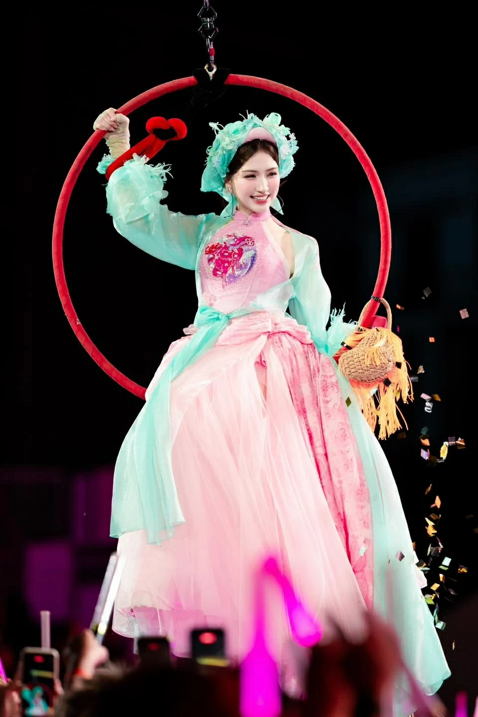 Hòa Minzy: Kể chuyện quê hương bằng âm nhạc