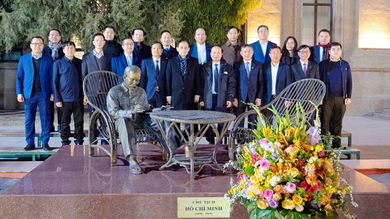 Ủy viên Bộ Chính trị, Bộ trưởng Ngoại giao Lê Hoài Trung thăm Đại sứ quán Việt Nam tại Trung Quốc Ủy viên Bộ Chính trị, Bộ trưởng Ngoại giao Lê Hoài Trung thăm Đại sứ quán Việt Nam tại Trung Quốc