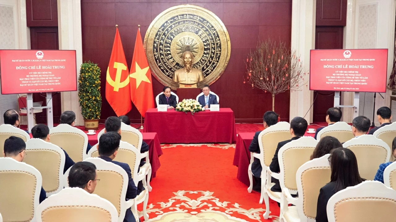 Ủy viên Bộ Chính trị, Bộ trưởng Ngoại giao Lê Hoài Trung thăm Đại sứ quán Việt Nam tại Trung Quốc