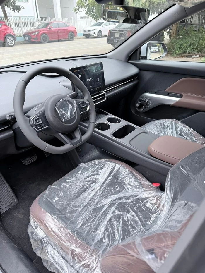 Khoang nội thất của VF MPV 7 vẫn mang phong cách quen thuộc nhưng được tinh chỉnh theo hướng hiện đại và tiện dụng hơn.