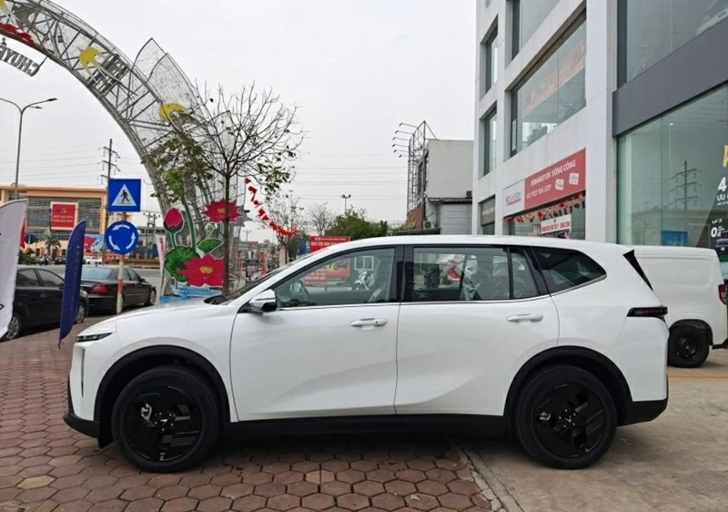 VinFast VF MPV 7 được trang bị một mô-tơ điện cho công suất 201 mã lực, mô-men xoắn 280 Nm. VinFast VF MPV 7 được trang bị một mô-tơ điện cho công suất 201 mã lực, mô-men xoắn 280 Nm.