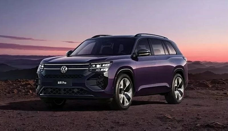 Volkswagen Teramont Pro gây chú ý với lưới tản nhiệt dạng kín, tích hợp dải đèn LED phát sáng, kết hợp cụm đèn chiếu sáng hai tầng.