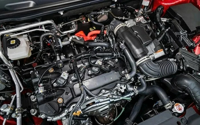 Hệ truyền động hybrid cho phép xe vận hành hoàn toàn bằng điện trong một số điều kiện nhất định, đặc biệt phù hợp với môi trường đô thị.