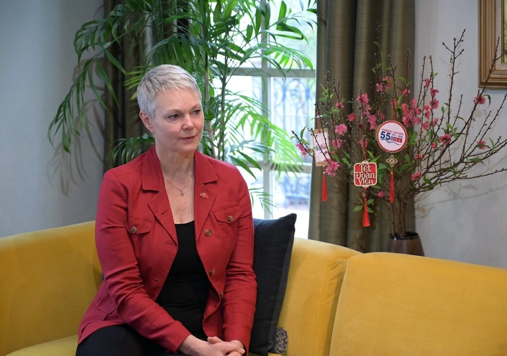 24.(2 trang - Đại sứ nước ngoài) Số Tết(V): Điểm đến của hạnh phúc và hòa bình 24.(2 trang - Đại sứ nước ngoài) Số Tết(V): Điểm đến của hạnh phúc và hòa bình