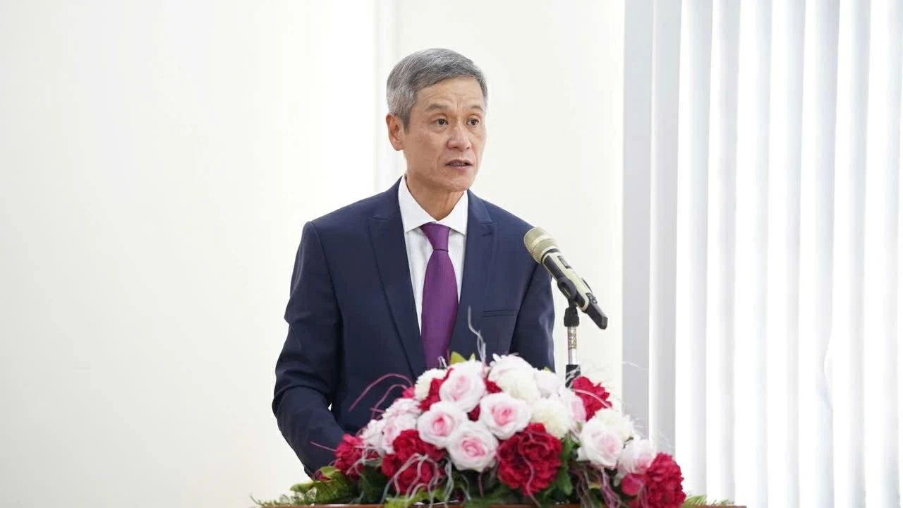 23. (2 trang - Các Đại sứ Việt Nam) Số Tết: Vươn xa như vó ngựa Thánh Gióng 23. (2 trang - Các Đại sứ Việt Nam) Số Tết: Vươn xa như vó ngựa Thánh Gióng