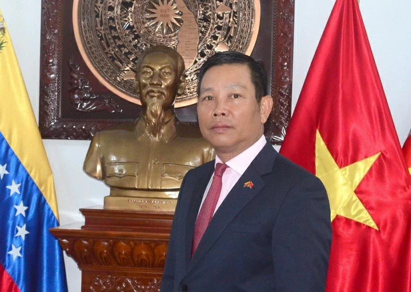23. (2 trang - Các Đại sứ Việt Nam) Số Tết: Vươn xa như vó ngựa Thánh Gióng