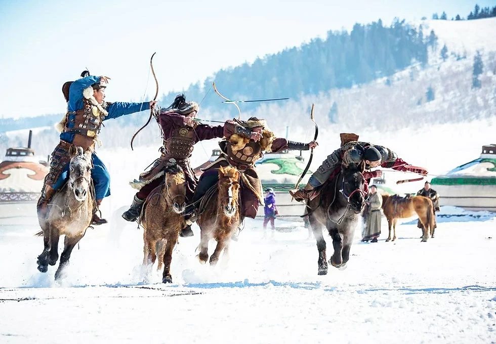 Nhà của dân du mục là những cái lều. Phương tiện di chuyển chính của họ là ngựa. Những câu chuyện ở “thảo nguyên bát ngát ngựa phi như bay”. (Nguồn: Viettourist)