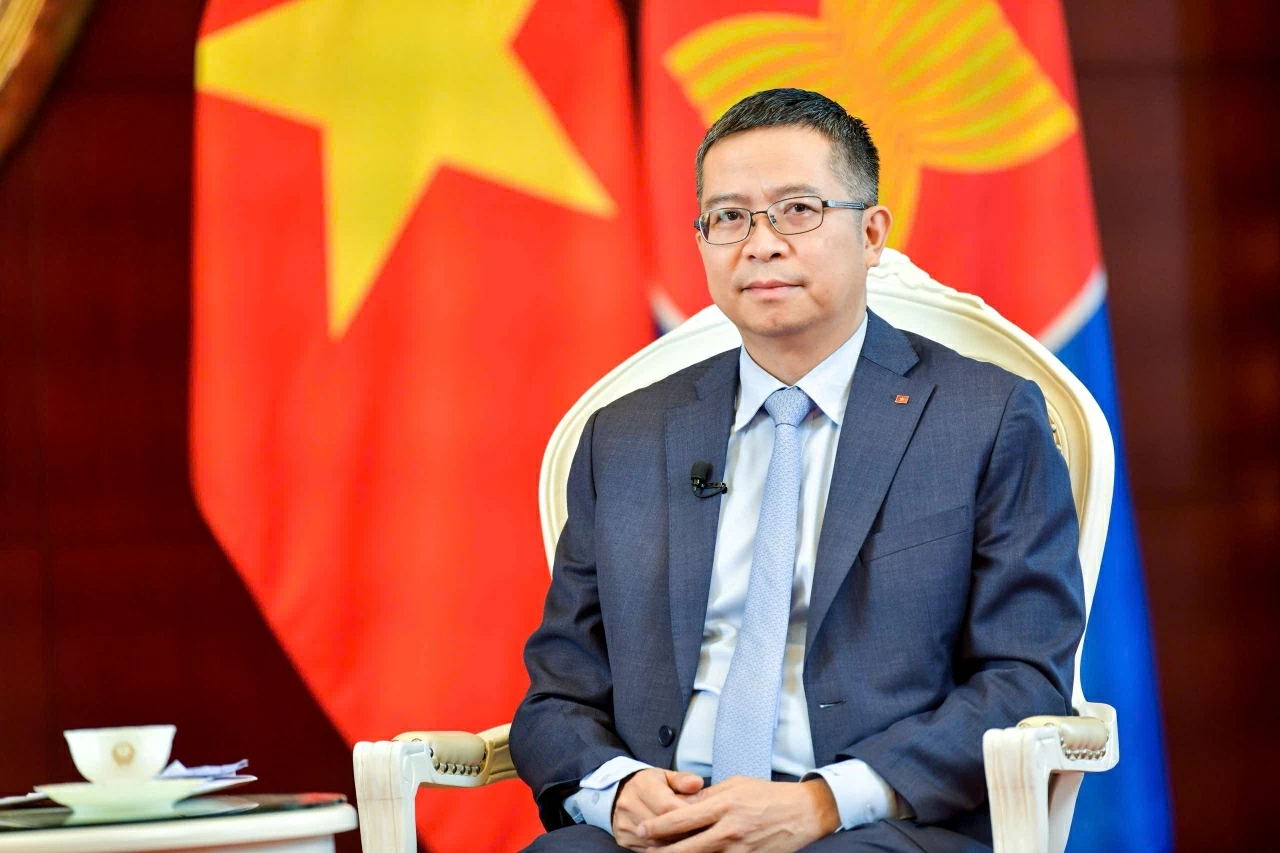 23. (2 trang - Các Đại sứ Việt Nam) Số Tết: Vươn xa như vó ngựa Thánh Gióng