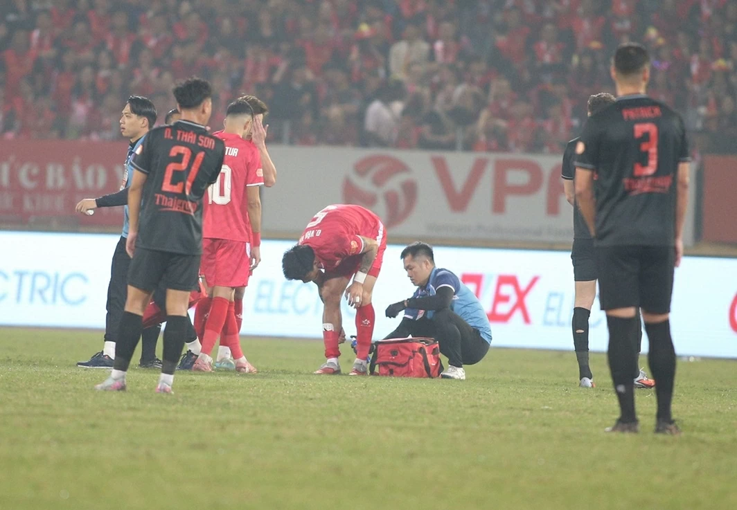 CAHN thở phào với chấn thương của Văn Hậu CAHN thở phào với chấn thương của Văn Hậu