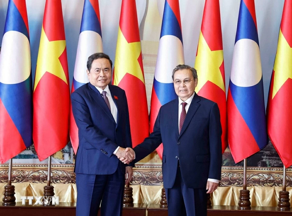 Chủ tịch Quốc hội Trần Thanh Mẫn hội kiến với Chủ tịch Quốc hội Lào Saysomphone Phomvihane