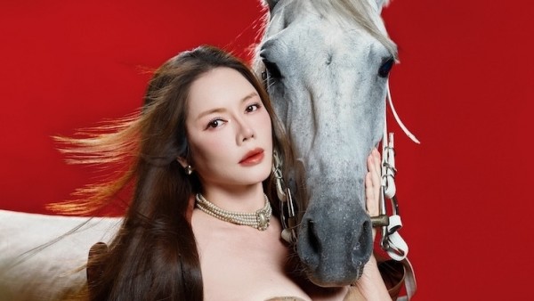 Lý Nhã Kỳ tỏa sáng trong bộ ảnh Tết tại biệt thự riêng