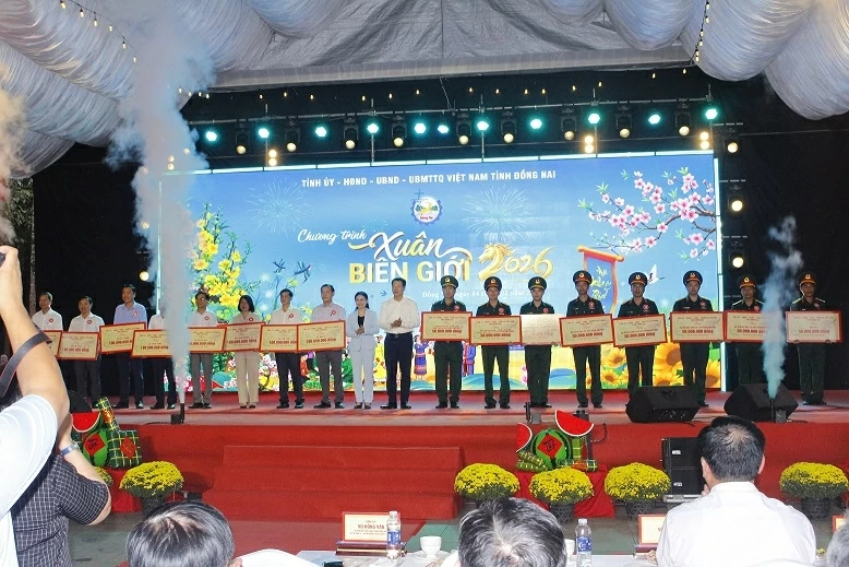 Bí thư Tỉnh ủy Đồng Nai Vũ Hồng Văn và Chủ tịch HĐND tỉnh Đồng Nai Tôn Ngọc Hạnh tặng quà cho các địa phương, lực lượng vũ trang trên khu vực biên giới