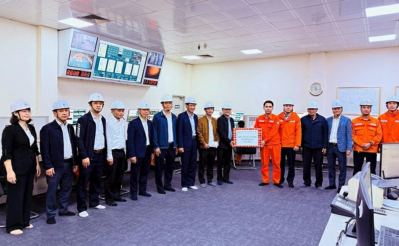 Lãnh đạo EVNGENCO1 thăm, chúc Tết và động viên lực lượng trực vận hành tại nhà máy điện dịp chuẩn bị đón Tết Nguyên đán Bính Ngọ 2026.