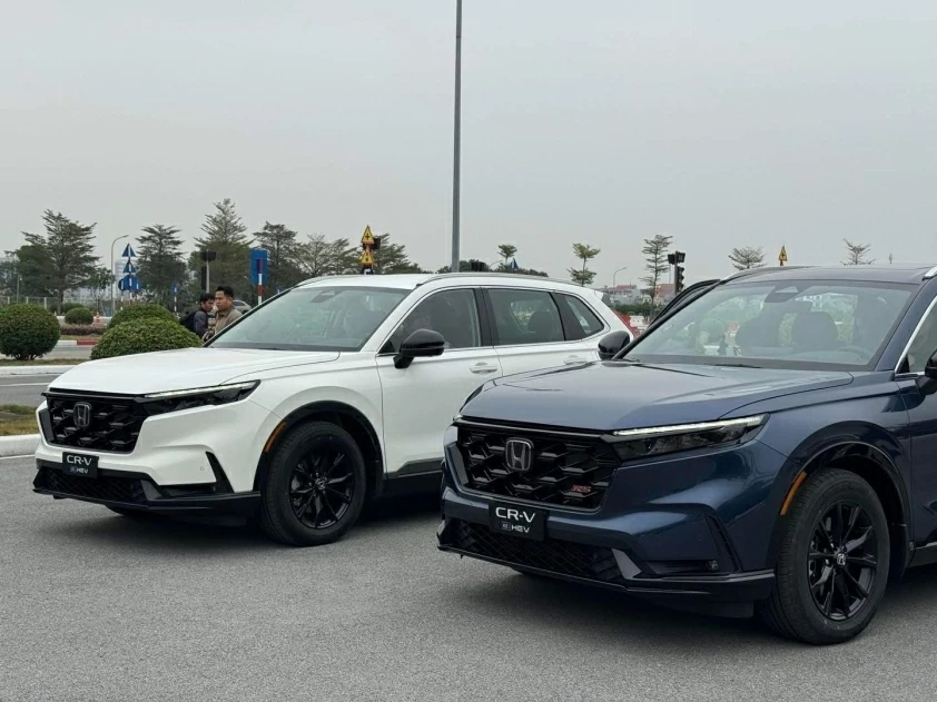 cả hai phiên bản đều có màn hình giải trí trung tâm 9 inch, hệ thống âm thanh Bose 12 loa. cả hai phiên bản đều có màn hình giải trí trung tâm 9 inch, hệ thống âm thanh Bose 12 loa.