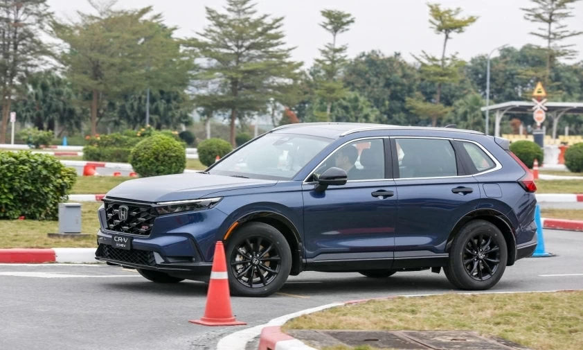 Điểm nhấn nổi bật của chiếc xe là các chi tiết sơn đen bóng tại vòm bánh và cản dưới. Điểm nhấn nổi bật của chiếc xe là các chi tiết sơn đen bóng tại vòm bánh và cản dưới.