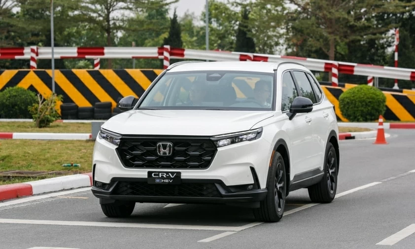 CR-V e:HEV RS vẫn giữ được phong cách thể thao đặc trưng của phiên bản hybrid trước đó. CR-V e:HEV RS vẫn giữ được phong cách thể thao đặc trưng của phiên bản hybrid trước đó.