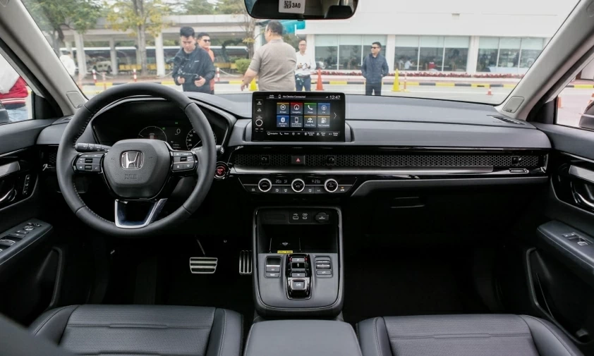 Bước vào khoang lái, sự khác biệt giữa hai phiên bản trở nên rõ rệt hơn. Bước vào khoang lái, sự khác biệt giữa hai phiên bản trở nên rõ rệt hơn.