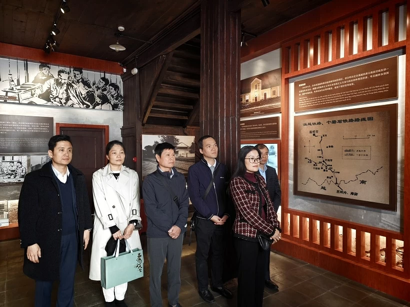 Chi bộ Tổng Lãnh sự quán Việt Nam tại Côn Minh dâng hoa tại Khu di tích Chủ tịch Hồ Chí Minh