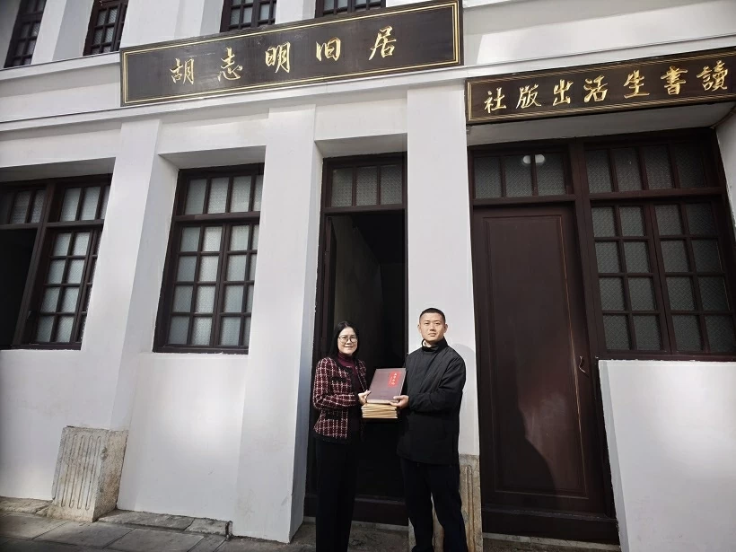 Chi bộ Tổng Lãnh sự quán Việt Nam tại Côn Minh dâng hoa tại Khu di tích Chủ tịch Hồ Chí Minh