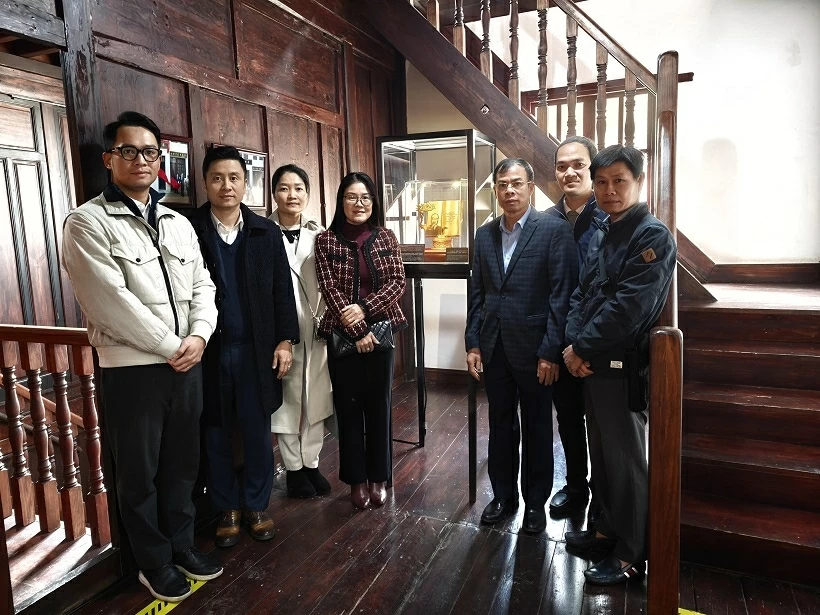 Chi bộ Tổng Lãnh sự quán Việt Nam tại Côn Minh dâng hoa tại Khu di tích Chủ tịch Hồ Chí Minh