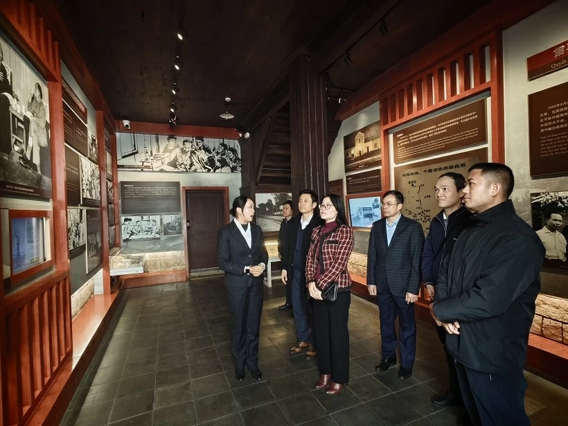 Chi bộ Tổng Lãnh sự quán Việt Nam tại Côn Minh dâng hoa tại Khu di tích Chủ tịch Hồ Chí Minh