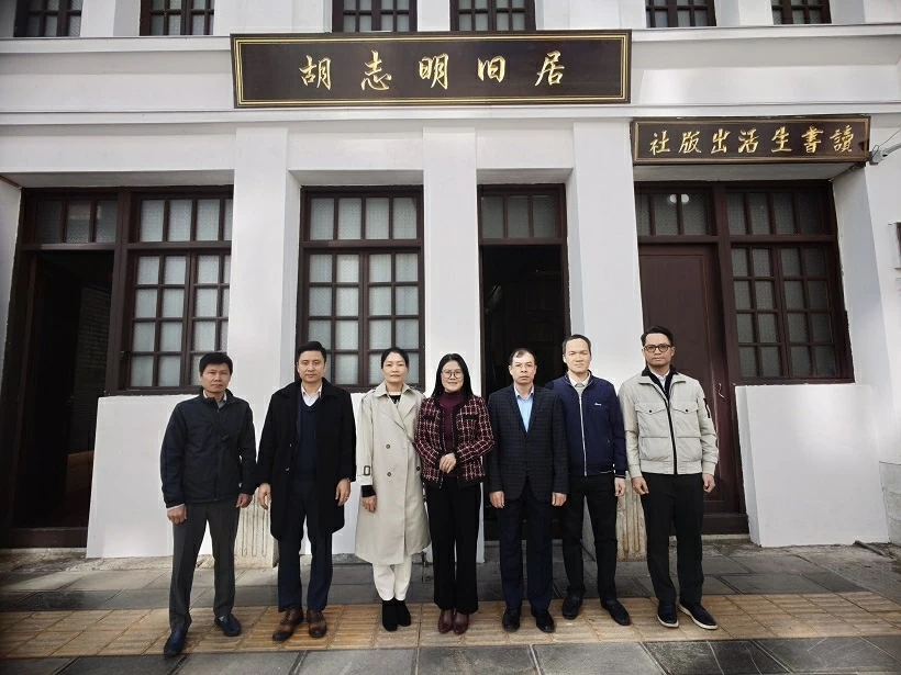 Chi bộ Tổng lãnh sự quán Việt Nam tại Côn Minh dâng hoa tại Khu di tích Chủ tịch Hồ Chí Minh