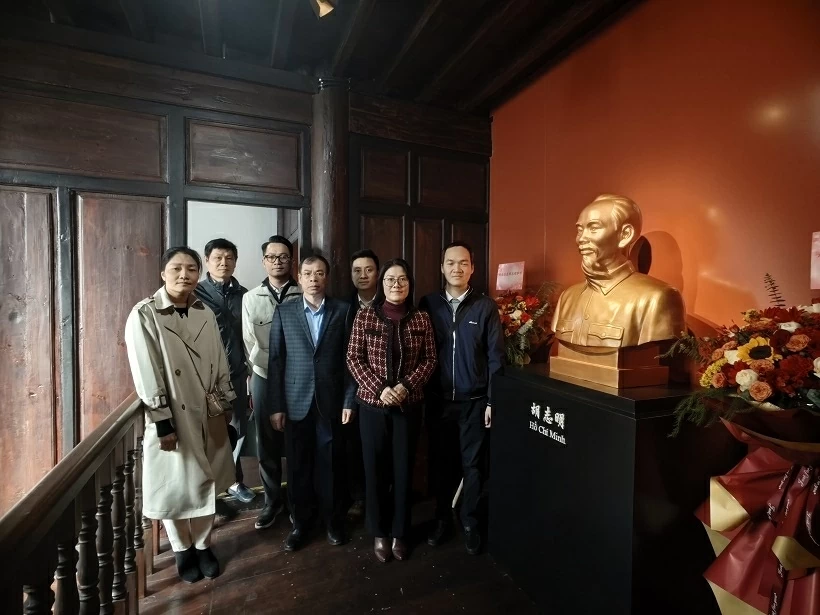 Chi bộ Tổng Lãnh sự quán Việt Nam tại Côn Minh dâng hoa tại Khu di tích Chủ tịch Hồ Chí Minh