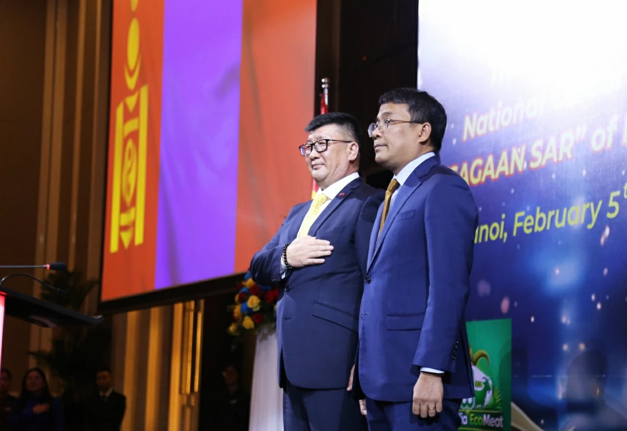Thứ trưởng Nguyễn Minh Vũ và Đại sứ Jigjee Sereejav thực hiện Nghi lễ Chào cờ. (Ảnh: Thành Long) Thứ trưởng Nguyễn Minh Vũ và Đại sứ Jigjee Sereejav thực hiện Nghi lễ Chào cờ. (Ảnh: Thành Long)