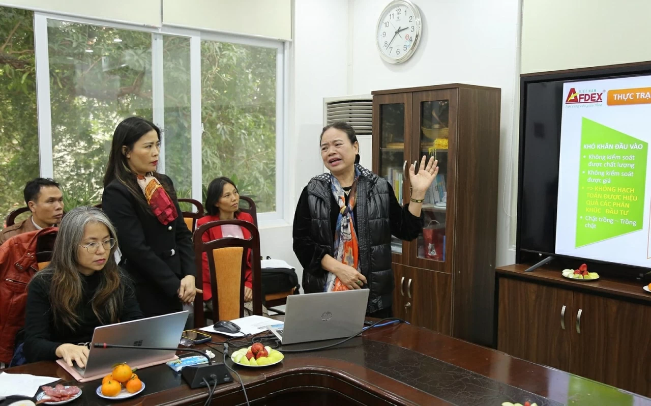 Bà Nguyễn Thị Thanh Hà, Chủ tịch Công ty TNHH Phố Chợ phổ biến về Hệ sinh thái AFDEX. (Ảnh: Thành Long)