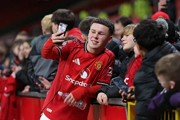 Cậu cả nhà Wayne Rooney được Man Utd đề nghị hợp đồng lớn