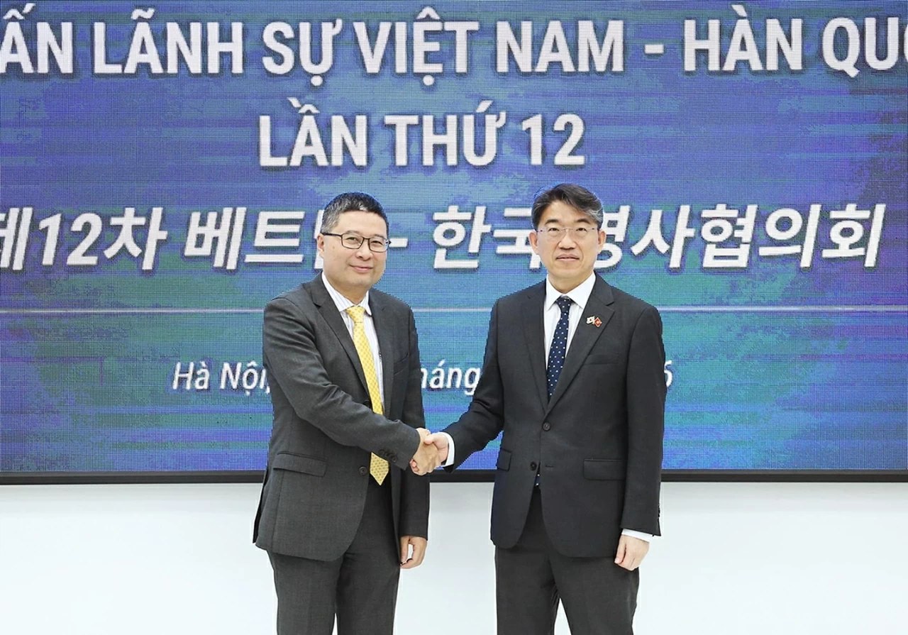 Cục trưởng Cục Lãnh sự Bộ Ngoại giao Việt Nam và ông Yoon Chusok, Cục trưởng Cục An toàn Lãnh sự, Bộ Ngoại giao Hàn Quốc. (Ảnh: Thành Long)