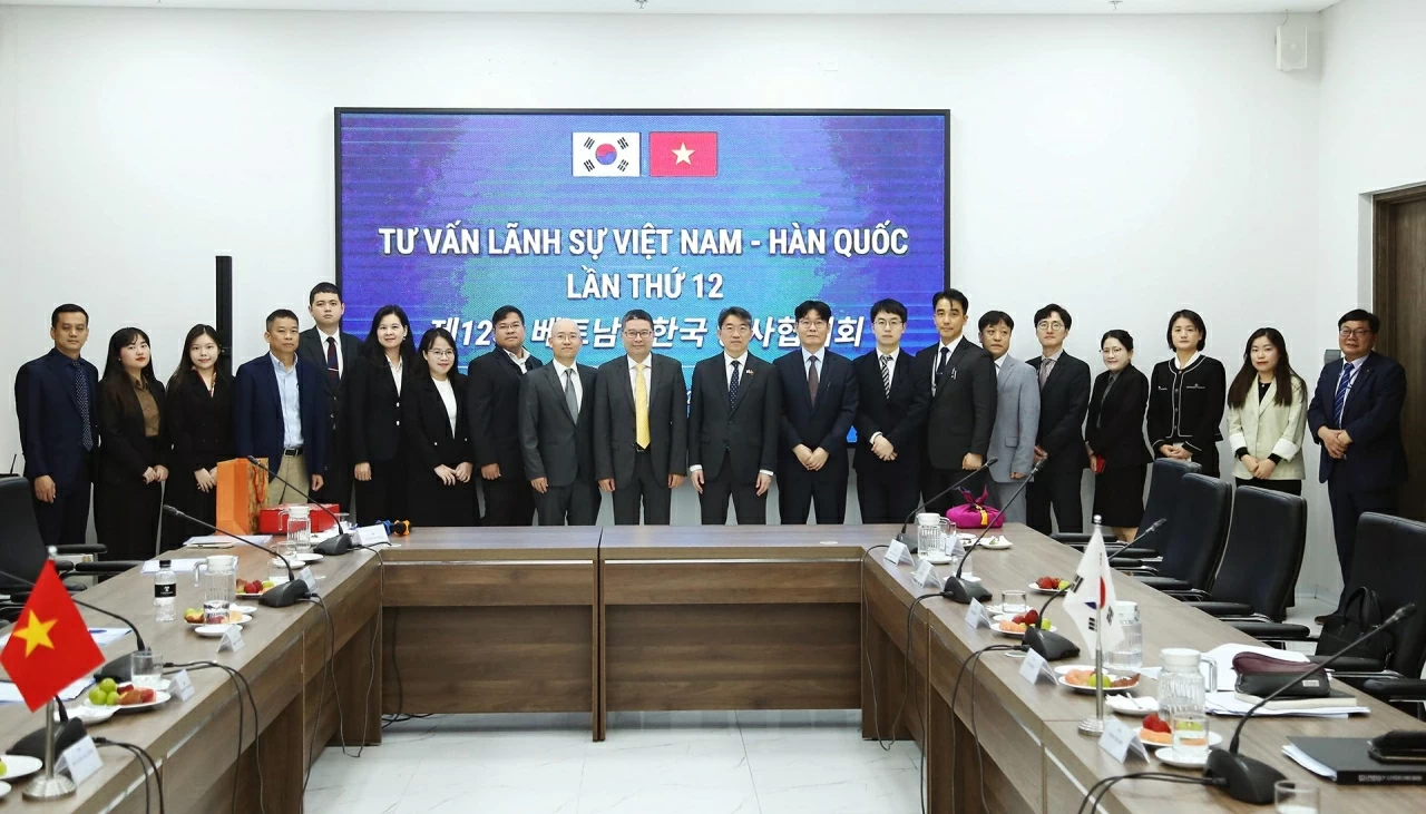 Hai đoàn làm việc chụp bức ảnh chung. (Ảnh: Thành Long)