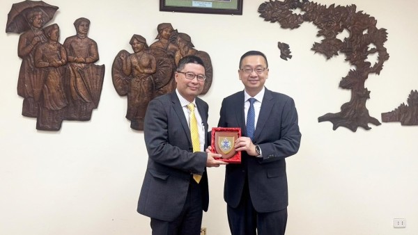 Director General of the Consular Department Doan Hoang Minh meets with Head of the Hong Kong Immigration Department