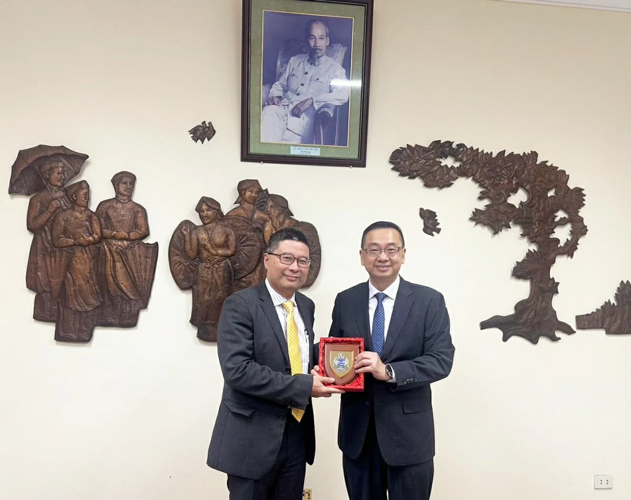 Cục trưởng Cục Lãnh sự Doãn Hoàng Minh đã tiếp đoàn công tác Hồng Công do ông Kwok Joon Fung Benson, Cục trưởng Cục Nhập cư Hồng Công làm Trưởng đoàn Cục trưởng Cục Lãnh sự Doãn Hoàng Minh đã tiếp đoàn công tác Hồng Công do ông Kwok Joon Fung Benson, Cục trưởng Cục Nhập cư Hồng Công làm Trưởng đoàn
