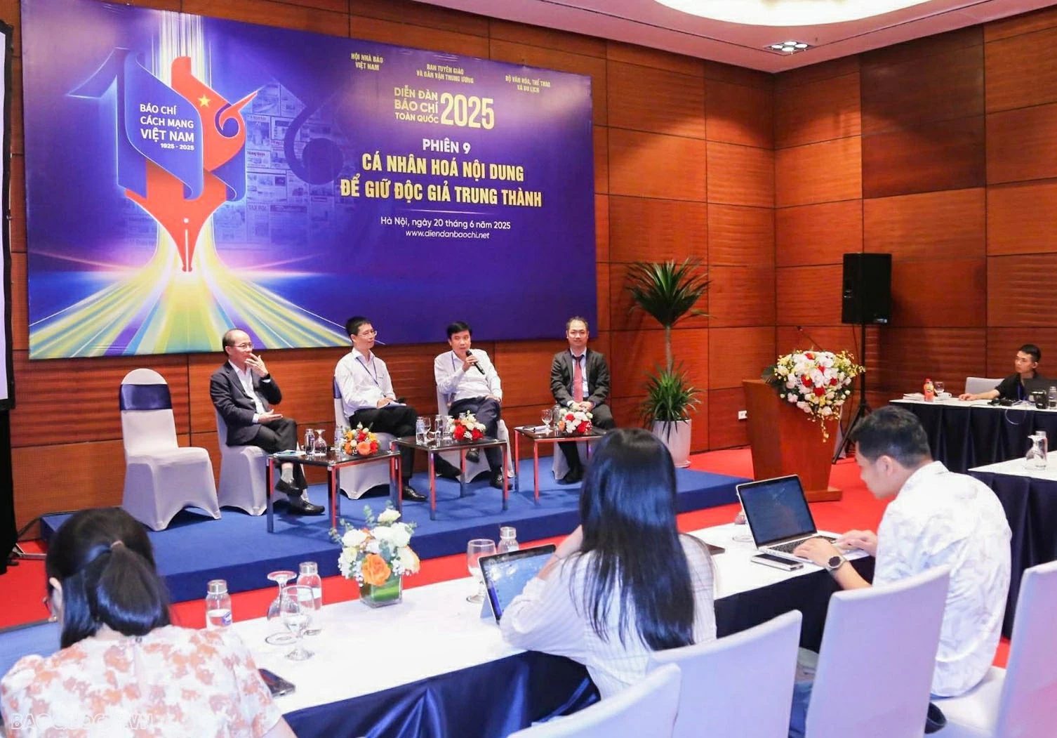 37. Số Tết: Chúng tôi sống cùng khoảnh khắc đối ngoại