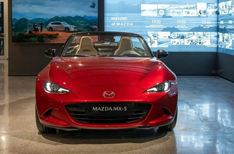 MX-5 2026 tiếp tục theo đuổi ngôn ngữ thiết kế Kodo đặc trưng của hãng. MX-5 2026 tiếp tục theo đuổi ngôn ngữ thiết kế Kodo đặc trưng của hãng.