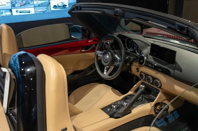 MX-5 2026 lấy người lái làm trung tâm, với tông màu Sport Tan phối cùng da Nappa Terracotta mang lại cảm giác thể thao nhưng vẫn tinh tế.