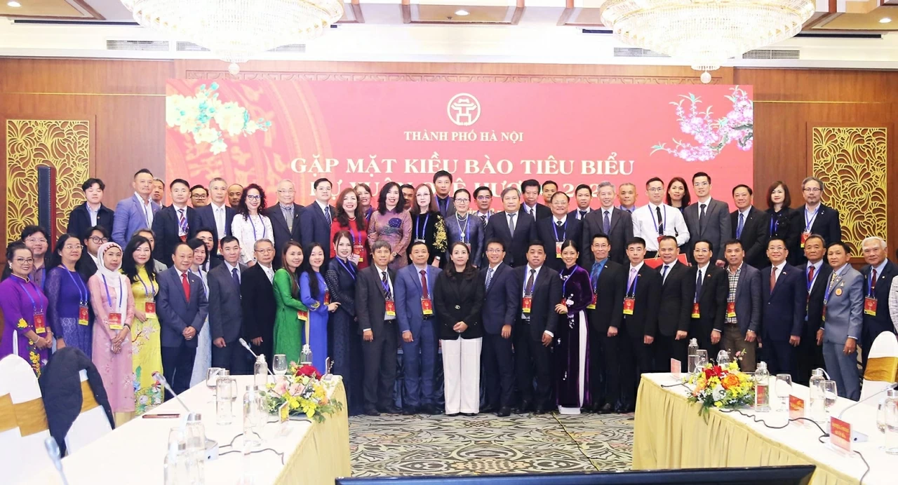 Chủ tịch UBND thành phố Hà Nội Vũ Đại Thắng và Thứ trưởng Ngoại giao Lê Thị Thu Hằng chụp ảnh chung cùng Đoàn kiều bào tiêu biểu dự Xuân Quê hương 2026. (Ảnh: Thành Long)