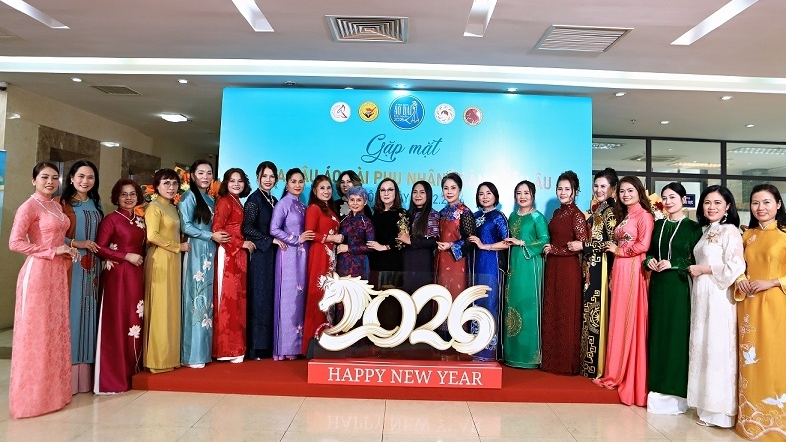 Gặp mặt đầu Xuân, lan tỏa tình yêu áo dài Việt tại châu Âu