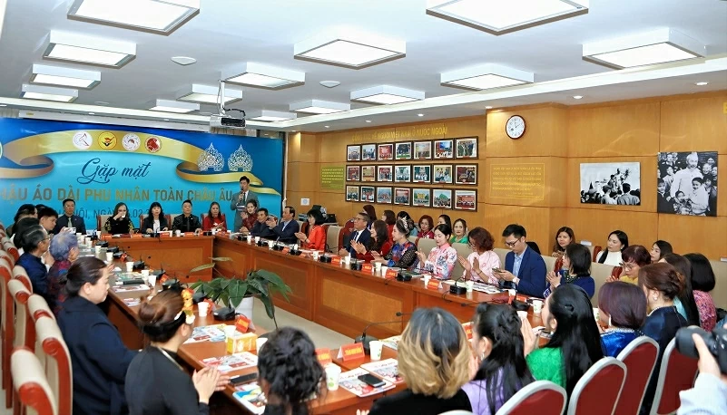 Gặp mặt đầu Xuân, lan tỏa tình yêu áo dài Việt tại châu Âu Gặp mặt đầu Xuân, lan tỏa tình yêu áo dài Việt tại châu Âu