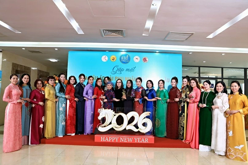 Gặp mặt đầu Xuân, lan tỏa tình yêu áo dài Việt tại châu Âu Gặp mặt đầu Xuân, lan tỏa tình yêu áo dài Việt tại châu Âu