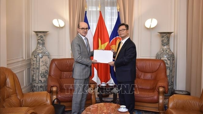 Đại sứ Việt Nam tại Pháp Trịnh Đức Hải trao bản sao Quốc thư cho Bộ Ngoại giao Pháp