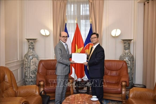 Đại sứ Việt Nam tại Pháp Trịnh Đức Hải trao bản sao Quốc thư cho Bộ Ngoại giao Pháp Đại sứ Việt Nam tại Pháp Trịnh Đức Hải trao bản sao Quốc thư cho Bộ Ngoại giao Pháp