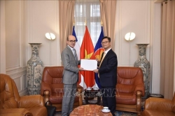 Đại sứ Việt Nam tại Pháp Trịnh Đức Hải trao bản sao Quốc thư cho Bộ Ngoại giao Pháp