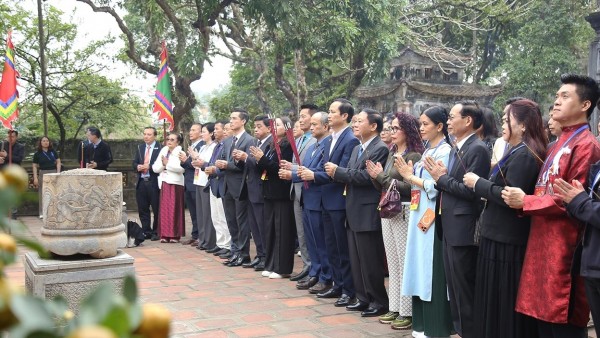 Overseas Vietnamese delegation attends Homeland Spring 2026 Program, visits Hoa Lu Ancient Capital Cultural and Historical Site